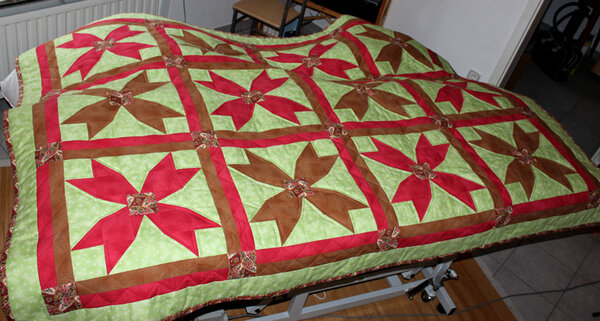 Mein erster großer Kuschelquilt - vielen Dank Junipau
http://www.hobbyschneiderin24.net/portal/showthread.php?t=167022