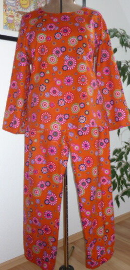 Schlafanzug aus BW-Flanell,
die Hose habe ich von der alten abgenommen, das Oberteil ist ein geänderter Schnitt von Pattern Company
Passt sehr gut und ist toll kuschelig