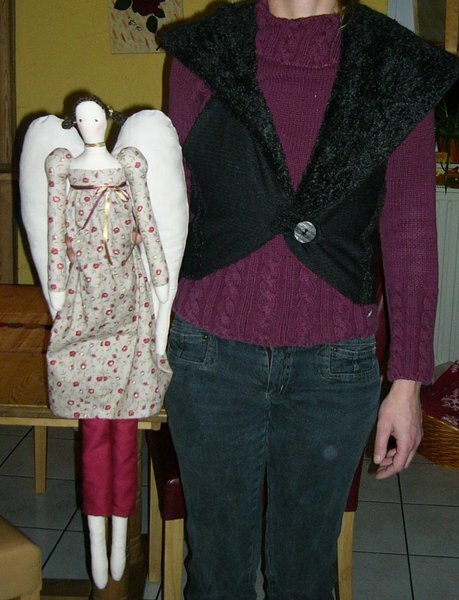 Bild mal eben ganz spontan. Ich meine neue Weste und mein Tilda-Engel von vorne.