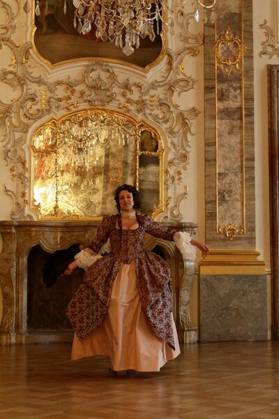 Robe a l'Anglaise (hier zur Polonaise hochgeschnürt) in Schloss Bruchsal
Dana Fatz