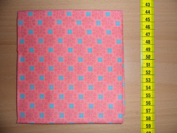 Stoff 80:
PW Timeless Patchwork 
neu
a) 55 x 45 => 0,25 m²
b) 46 x 45 => 0,21 m²