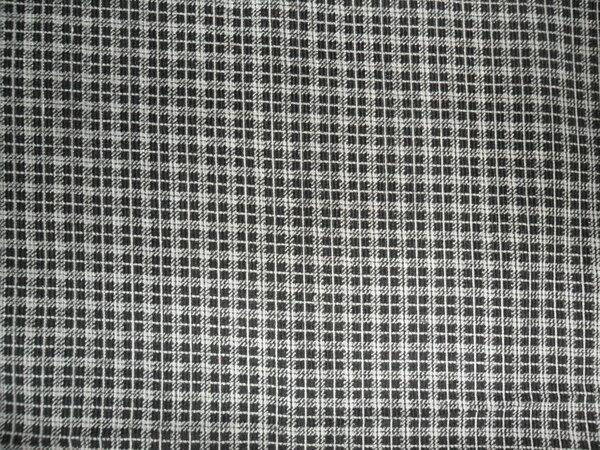 Stoff 28:
Feincord Karo schwarz-weiß
vorgewaschen
a) 79 x 82 => 0,65 m²
b) 80 x 84 => 0,67 m²