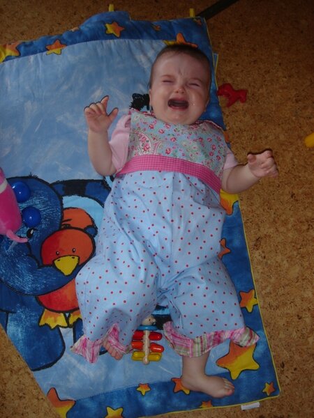 unglückliches Baby in Burda-Overall