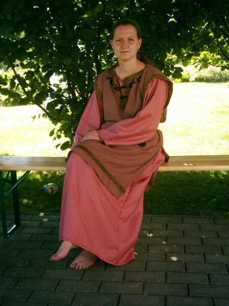 2.Outfit für die Magd: Unterkleid aus Lachsfarbener Baumwolle (Vorhangstoff) mit Tunika aus Rostfarbener Baumwolle mit Posamenten und Borte