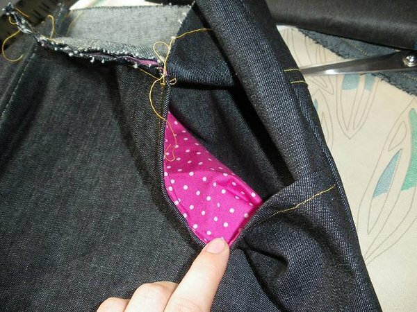 Da ich diese Woche bei ihm Nähe, war die Stoffauswahl für die Taschen begrenzt .... "... solang man das von außen nicht sieht." wars ihm egal mit pink-weiß-gepunkteten Taschen rumzulaufen :D