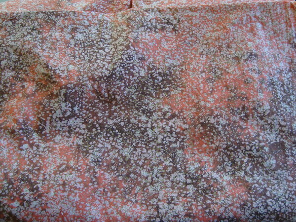 Nr.11
habe den mal als Batik mit leichtem Goldspotted gekauft, kommt auf dem Bild aber etwas dunkler raus wie er ist, ist ein 3 yard Stück, da schneide ich nur auf Reservierung