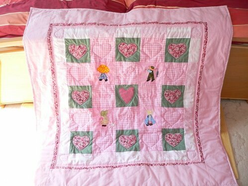 Krabbeldecke für Mira, mein 4. Enkelkind
applizierte Herzen und Sue, alles mit Maschine gequiltet