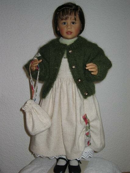Puppe Anna mit Leinenträgerrock und Mohairjacke