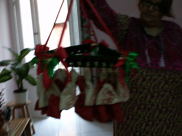 Adventskalender.... 24 kleine bestickte Säckchen, die Nummerierung ist auf Filz aufgestickt und über Stangen gezogen.... das ganze noch mit Schleifen dekorieren ... Fertig!