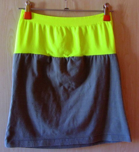 Aus einem Trägershirt und einem Bustier entstand dieser Kinderrock