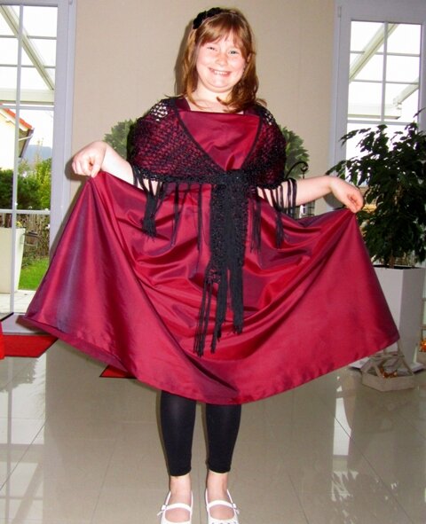 Auch die Stola hatte seinerseits die Tochter auf das Kleid getragen.