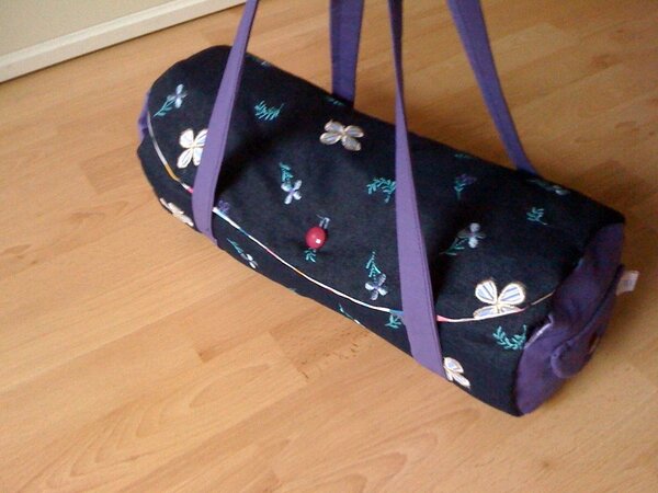 rundeTasche, nach eigenem Schnitt.
ist irgendwie was geworden :)