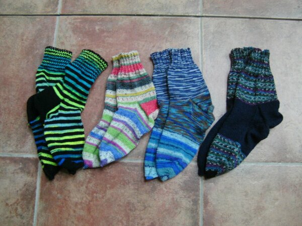 279 gr. Restewolle zu Obdachlosensocken verarbeitet