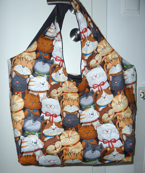 Große "Louisa" aus "Tolle Taschen selbst genäht". Katzenstoff ist von Timeless Treasures.