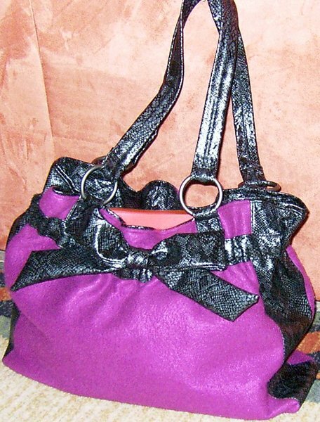 Die Tasche hat sich meine Tochter ausgesucht. Das in lila ist Fleece und das andere Krokoimitat.