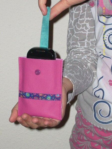 Handytasche mit Ausziehe-Hilfe