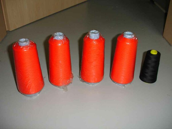 Bauschgarn 2:
Bauschgarn hellrot, 4 Stück
je 10.000m
Fbe. 450/529
Tauschwert 0,5 qm pro Kone.

Zum Grössen- und Farbenvergleich neben dran eine normale 3000m Overlockkone in schwarz.