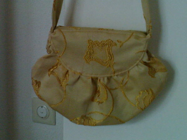 Mein erste Tasche: nachdem ich mich durch einige Nähanleitungen gelesen habe, wollte ich einfach mal ausprobieren, wie man so etwas näht. Das Schnittmuster  habe ich selbst erstellt und bin ziemlich zufrieden mit dem Ergebnis.