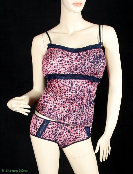 Hemd und Panty aus dem Heft "Süße Dessous" von Cecilia Hanselmann. Hemd "Linie D" mit Änderung am Ausschnitt. Panty mit Änderung der Teilungsnaht zum Einsatz der Spitze.