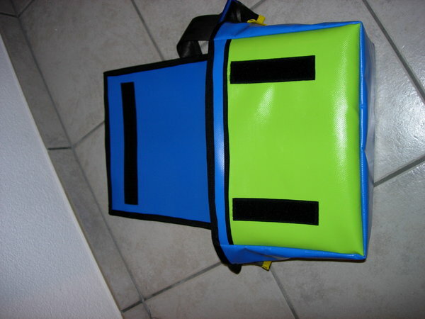 Geburstagsgeschenk aus Blache und Autogurten.