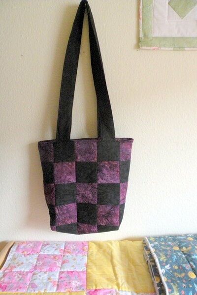 Tasche in lila schwarz