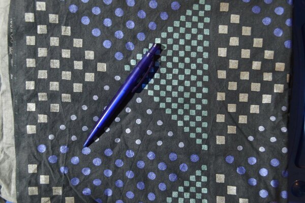 16) BW Stoff schwarz mit glänzendem Muster in blau, silber, türkis, 140 x120
Tausch 2:1