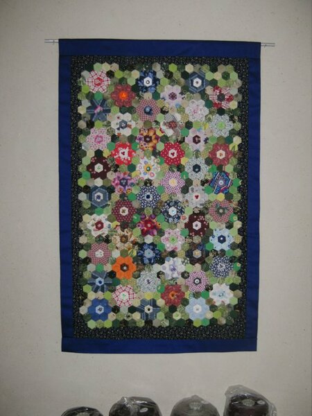 Endlich fertig - Hexagon-Wand-Quilt fürs Nähzimmer