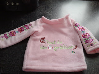 fleecepulli mit stickerei von huups