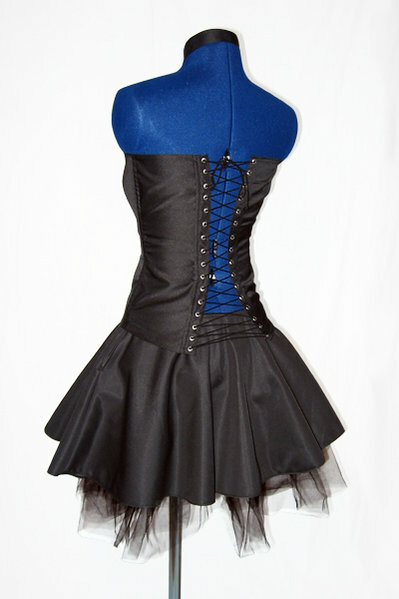 Halsband, Corsage, Tellerrock und Petticoat von hinten