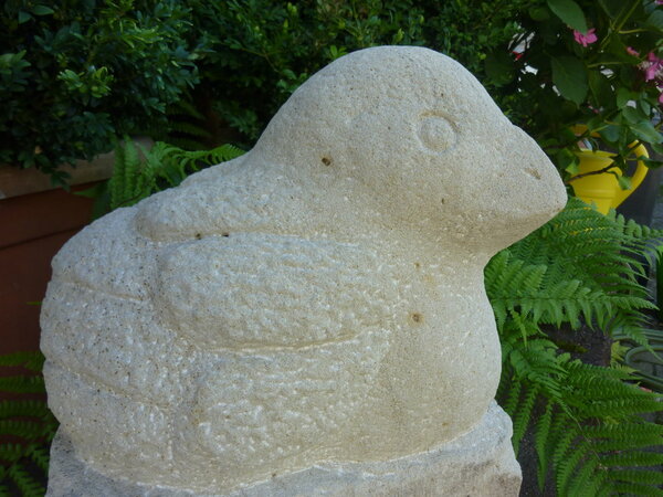 ein Spatz aus Stein