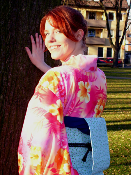 Kofurisode (Eigenkreation)

Hier sieht man den Obi mit Schleife von hinten.