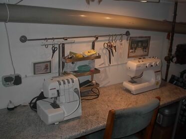 So schaut es im Nähkellerchen aus. Meine Nähmaschine ist eine Privileg 1233, die Ovi eine Janome 9200D aus England.