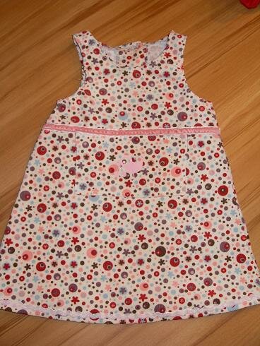 Kleid aus Cord (Davinia Creme)
Vorderseite
verziert mir mit Samtband, Samtzackenlitze und einem Velourmotiv