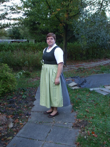 DSCF3335 Die Schürze habe ich aus einem Stoff vom Tauschtisch in Stolberg genäht, die "Bluse" ist aus einem weißen T-Shirt, das ich nach der Vorlage der ursprünglichen Bluse aufgepeppt habe.
