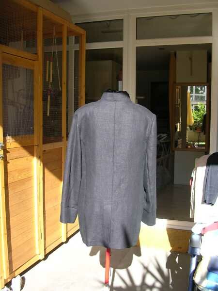 schwarze Jacke Rücken mit Schlitz
