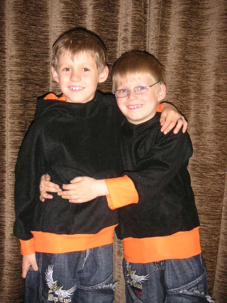 Fleece Yorik in schwarz mit orangem Jersey