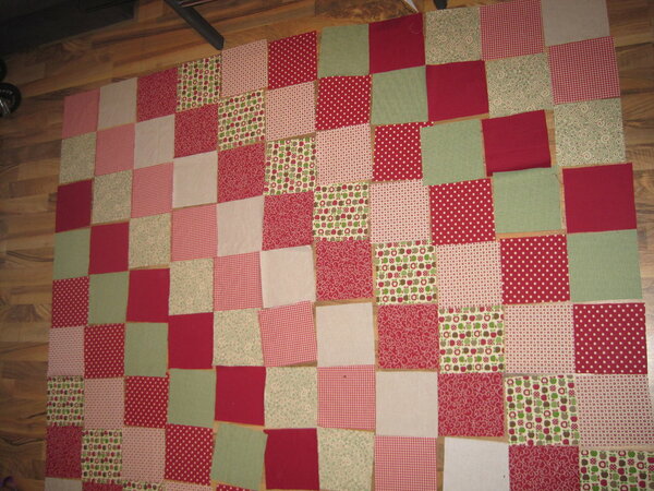 Diese Patchworkdecke ist der Grund, warum ich angefangen habe zu nähen.
Ich wollte unbedingt so eine Decke haben.
Also habe ich mir Stoffe bestellt und nach einigen Anleitung losgelegt.
So habe ich mir die Anordnung überlegt.