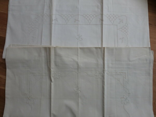 je zwei Kissenbezüge mit Stickerei und Monogramm, alle noch original gestärkt.

Oben: W12a + W12b
Unten: W13a + W13b