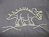 Dino T-shirt Detailaufnahme der Freihandstickerei
