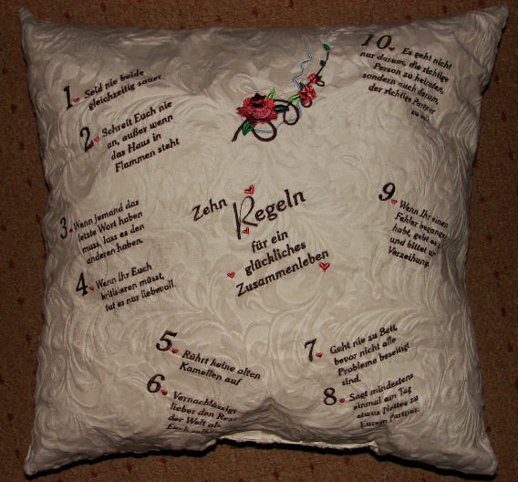 Hochzeitsgeschenk - Kissen bestickt (vorn)