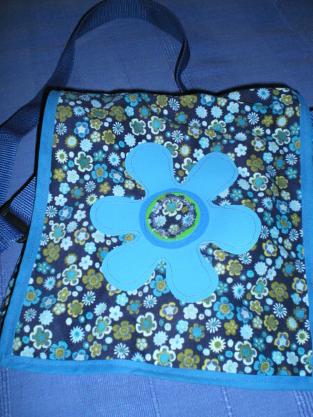 SOMMERTASCHE,BLAUER BLUMENSTOFF,MIT BLUME AUS BLACHENSTOFF (JUNI 07 )
