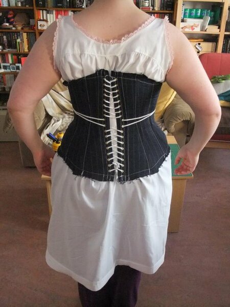 Rückenansicht Probekorsett mit Spiralstahl vorn über Chemise