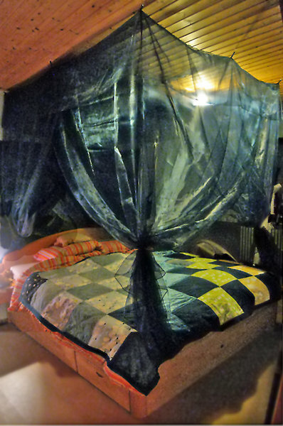 betthimmel aus organza - achja, und meine allererste patchworkdecke ist auch drauf :D