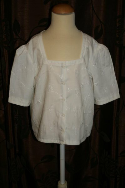 Die Dirndlbluse für´s Mädl in Größe 146.
Aus der Dirndlrevü 2010.
Stoff gleicher wie zu meinem Erwachsenen Dirndl.