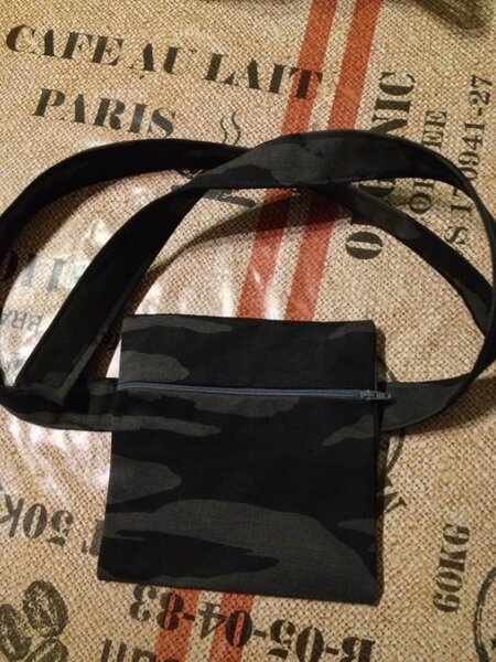 Bauchtasche für Wacken :-) Geld und Handy immer dabei!
Ich hatte nachdem das Foto gemacht wurde noch einen Steckverschluss angebracht!