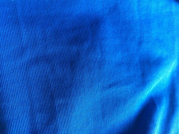 T11
Satt blauer Rippenjersey, geeignet als Bündchen, Kragen etc, Reststück
