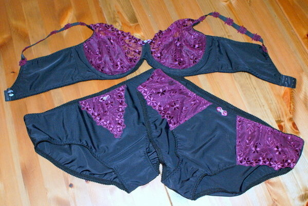 das Ergebnis von heute:

ein schwarzes Set mit weinroter Spitze (hier ziemlich aufgehellt) - verarbeitet zu Rebecca, passendem Slip und Linda-Slip