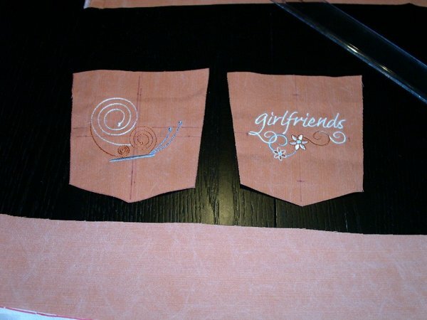 Probestickmuster
SwirlyButterfly Freebie von bunnycup
Girlfriends aus einer Sampler Cd von AmazingDesigns
Hat geklappt kann jeweils eine Hosentasche werden
