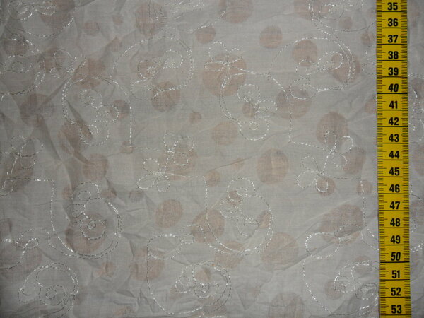 Stoff 50:
leichter BW-Crash bestickt in creme / Vanille
für Blusen oder leichte Kleider
die Punkte sind leicht durchsichtig
140 x 310 => 4,34 m²
Tauschfaktor 50% => Tauschwert 2,17 m²