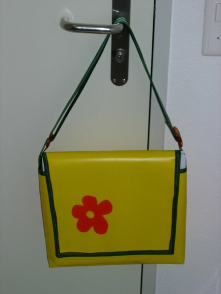 Geburstagsgeschenk aus Blache und Autogurten.